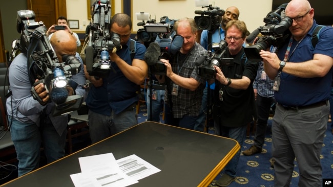 新闻工作者们在拍摄穆勒检察官的报告。(2019年4月18日)