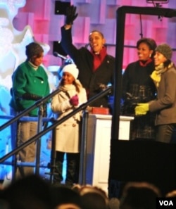 Presiden Obama dan keluarga pada acara penyalaan lampu natal di depan Gedung Putih di Washington, DC.