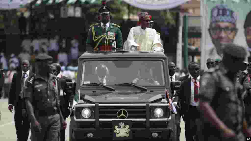 Rais mpya Muhammadu Buhari akiwapungia wananchi katika moja ya shughuli za kuapishwa kwake.