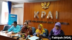 KPAI dan Bawaslu jumpa pers soal temuan pelibatan anak dalam kampanye politik di kantor KPAI, Kamis, 11 April 2019. (Foto: VOA/Fathiyah)