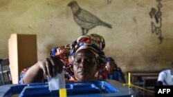 Une Malienne vote dans un bureau à Bamako, au Mali, le 29 juillet 2018.