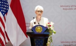 Wakil Menteri Luar Negeri AS Wendy Sherman berbicara dalam konferensi pers bersama Menteri Luar Negeri RI Mahendra Siregar usai pertemuan bilateral di Jakarta, Senin, 31 Mei 2021. (Foto: Okta/Kementerian Luar Negeri RI via Reuters)