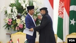 Indonesian President Joko Widodo greets Dr. Qibla Ayaz, a Pakistani delegate to the Bogor conference of religious scholars from Afghanistan, Pakistan and Indonesia, May 11, 2018. Ayaz is chairman of Pakistan's Council of Islamic Ideology. (VOA Indonesian service)
