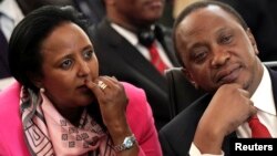 Rais Uhuru Kenyatta akiwa na Waziri wa Mambo ya Nje, Amina Mohamed.