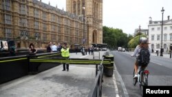 Hiện trường vụ đâm xe vào rào cản Quốc hội Anh ở London ngày 14/8 sau khi tông vào khách bộ hành và người đi bộ.