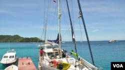 Keindahan alam Pantai Gapang di Pulau Sabang yang dipakai sebagai lokasi berlabuhnya kapal layar peserta "Sail Sabang Regatta" 2011, termasuk kapal layar "Fiddler" dari Amerika (foto: Wella/VOA).
