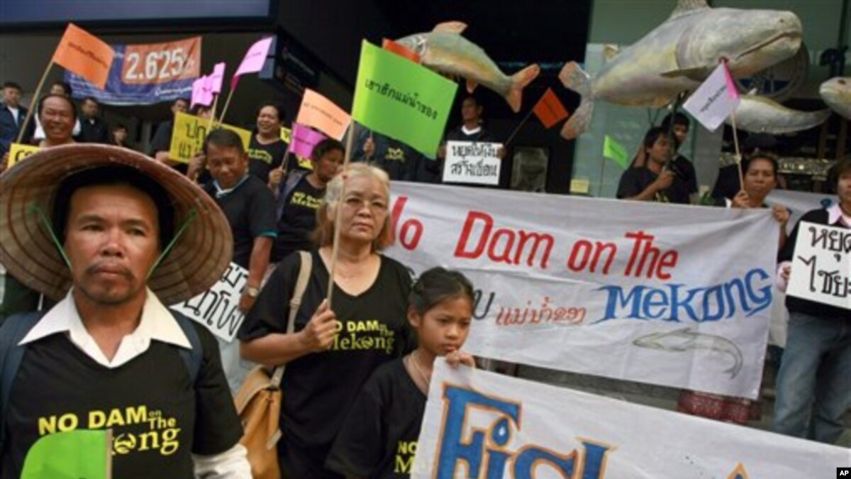 Kết quả hình ảnh cho Thai villagers hold banners opposing the building of a dam on the Mekong river during a rally outside a construction company in Bangkok, Thailand, April 24, 2012.