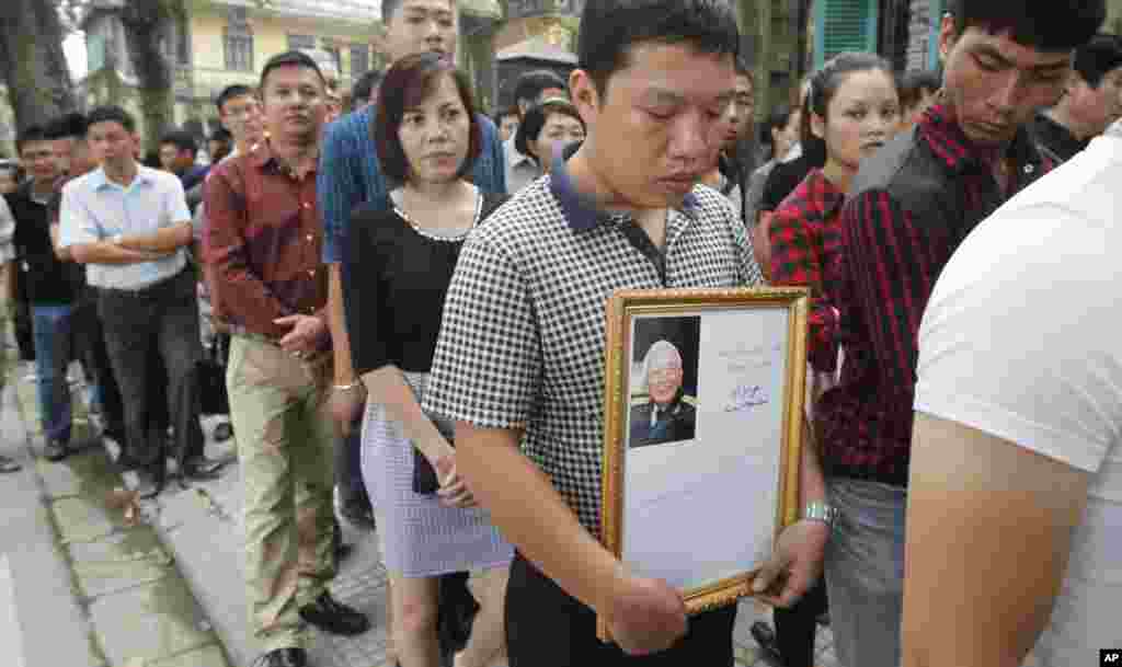 Hàng ngàn người mang theo hình ảnh, hoa, nhang đèn xếp hàng dài nhiều km đến cả tiếng đồng hồ để vào viếng Đại tướng Võ Nguyên Giáp, ngày 6/10/2013.
