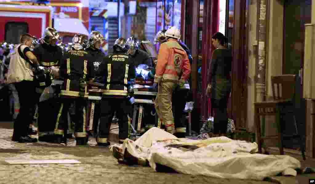 Nhân viên cứu hộ tại quận 10 của Paris, thứ sáu 13 tháng 11, 2015.