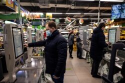 Perwakilan grup X5 mendemonstrasikan sistem pembayaran dengan teknologi pengenalan wajah di mesin kasir mandiri, supermarket Pengrestok di Moskow, 9 Maret 2021. (Dimitar DILKOFF / AFP)