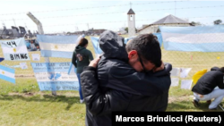 Familiares y amigos de Alejandro Damián Tagliapietra, uno de los 44 tripulantes del submarino ARA San Juan perdido, se abrazan fuera de la base naval argentina de Mar del Plata. 24 noviembre 2017.