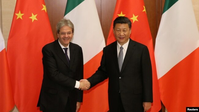 意大利前总理真蒂洛尼与中国国家主席习近平2017年5月16日在北京钓鱼台国宾馆举行双边会谈前握手。(资料照片)