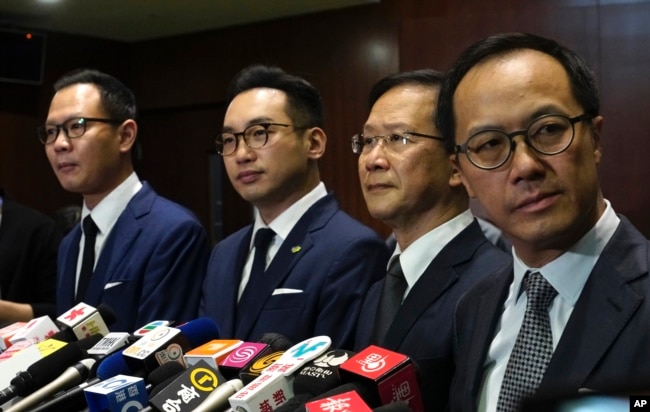 香港四位民主派议员被取消议员资格后在香港立法会与记者见面。（2020年11月11日）