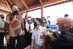 Wali Kota Surabaya Eri Cahyadi, saat meninjau pelaksanaan vaksinasi bagi siswa SMA di Surabaya. (Foto: Courtesy/Humas Pemkot Surabaya)