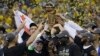 12일 미국 프로농구 NBA 챔피언결정전에서 우승한 골든스테이트 워리어스 구단 관계자와 선수들이 우승트로피를 들고 기뻐하고 있다.