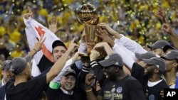 12일 미국 프로농구 NBA 챔피언결정전에서 우승한 골든스테이트 워리어스 구단 관계자와 선수들이 우승트로피를 들고 기뻐하고 있다.