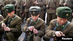 Tentara Korea Utara menghadiri pelatihan militer di Pyongyang, 7 Maret 2013. (REUTERS/KCNA). Korut mengancam akan melancarkan serangan nuklir terhadap Amerika di saat PBB bersiap mengadakan pemungutan suara terkait sanksi sebagai tanggapan uji nuklir Pyongyang baru-baru ini, Kamis (7/3).