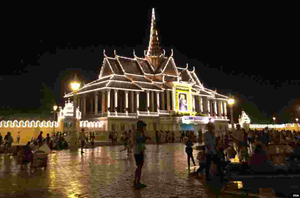 ទិដ្ឋភាពនៅមុខព្របរមរាជវាំងនៅថ្ងៃចុងក្រោយនៃពិធីបុណ្យអំុទូក កាលពីថ្ងៃទី២៦ ខែវិច្ឆិកា ឆ្នាំ២០១៥ ។ (ផន បុប្ផា/VOA)