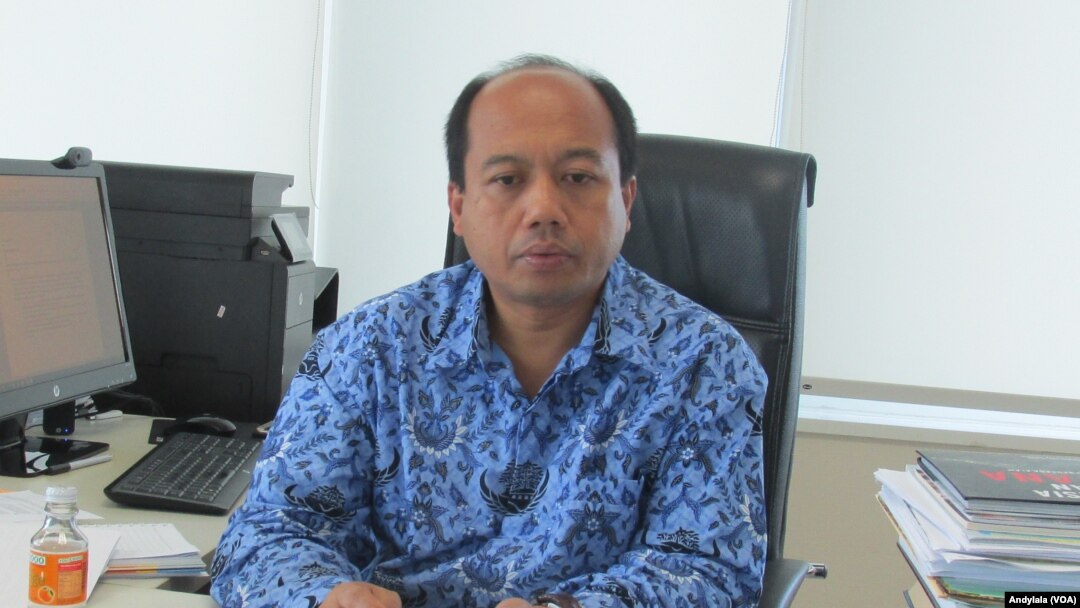 Kepala Pusat Data Informasi dan Humas BNPB Sutopo Purwo Nugroho di ruang kerjanya kantor BNPB Jakarta kamis 22 Desember 2016. (Foto: VOA/Andylala)