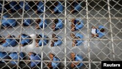 Para narapidana duduk di lantai pada saat inspeksi di zona hukuman jangka panjang di penjara Klong Prem yang dijaga ketat di Bangkok, Thailand, 12 Juli 2016.