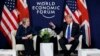 川普總統和英國首相特蕾莎梅在2018年1月25日世界經濟論壇會晤時資料照。