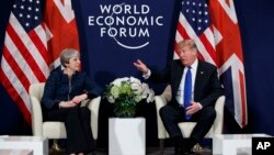 川普總統和英國首相特蕾莎梅在2018年1月25日世界經濟論壇會晤時資料照。