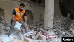 지난 4월 시리아 반군이 점령하고 있는 알레포 인근 지역에 공습이 있은 후 적신월사 직원이 의약품 창고에서 남은 물품을 수거하고 있다. (자료사진)