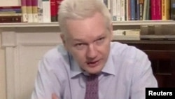Julian Assange habló en una teleconferencia desde la embajada de Ecuador en Londres, tras el discurso del presidente Obama ante la Asamblea General de la ONU.