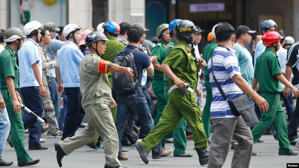 Công an, dân phòng bao vây người biểu tình khi họ tuần hành trong cuộc biểu tình chống Trung Quốc ở TPHCM, ngày 18/5/2014.