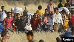 지난달 26일 시리아 쿠르드족 난민들이 터키 국경으로 이동하고 있다.