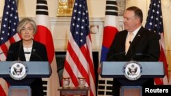 Menlu AS Mike Pompeo (kanan) dan Menlu Korea Selatan Kang Kyung-wha mengadakan konferensi pers bersama usai pertemuan di Washington DC, Jumat (11/5). 