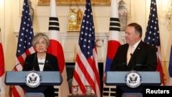 美国国务卿蓬佩奥和韩国外长康京和在华盛顿美国国务院会晤后联合举行记者会。（2018年5月11日）