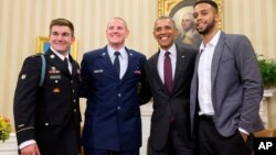 Tổng thống Mỹ Obama chụp ảnh cùng Alek Skarlotos, Spencer Stone và Anthony Sadler tại Phòng Bầu Dục của Nhà Trắng.