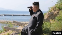 Lãnh tụ Kim Jong Un trong thị sát tiền đồn quân sự trên đảo Ung ngoài khơi Bắc Triều Tiên. Ảnh do thông tấn xã KCNA đưa ra ngày 7/7/2014.