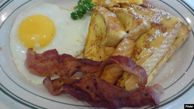 El tocino, un componente de los desayunos en Estados Unidos, es vinculado al cáncer por una investigación de  la OMS.