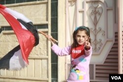 As Iraqi forces push into Mosul, families emerge from their homes often cheering on forces as they pass, Jan. 13, 2017. (H. Murdock/VOA)