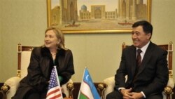 هیلاری کلینتون، وزیر امور خارجه آمریکا به همراه اسلام کریم اوف، رییس جمهوری ازبکستان