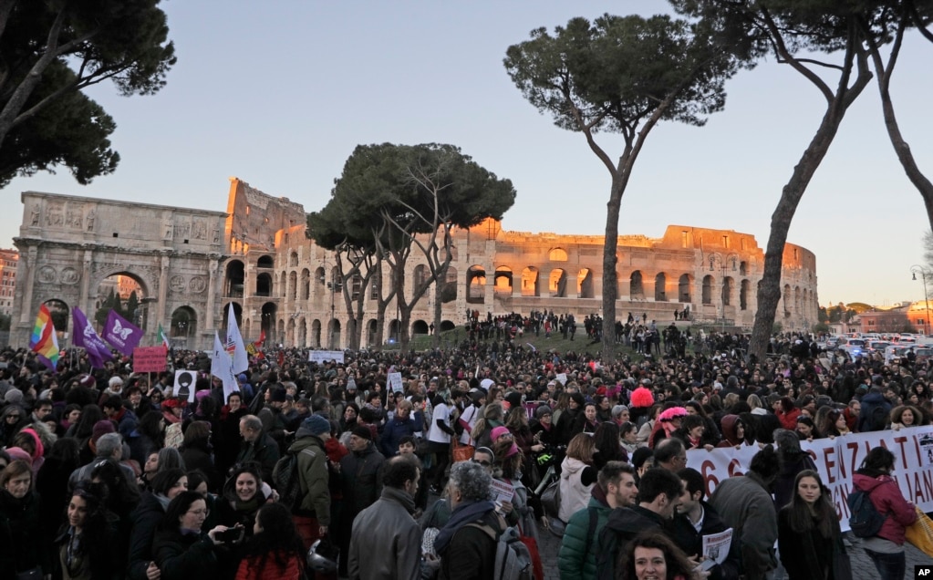 人們在羅馬的名勝古跡圓形劇場旁邊集會示威，要求男女平等（2017年3月8日）