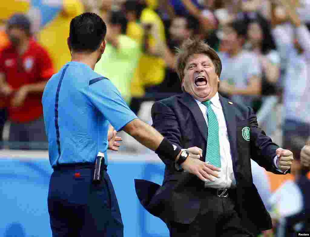 Mexico's coach Miguel Herrera celebrates after Giovani Dos Santos scored a goal against the Netherlands during their 2014 World Cup round of 16 game at the Castelao arena in Fortaleza, Brazil, June 29, 2014. 