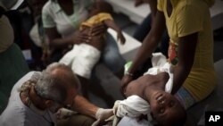 콜레라 증상으로 진료받고 있는 아이티 아동