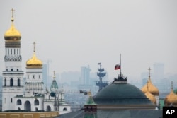 Bendera nasional Rusia dikibarkan setengah tiang di atas Gedung Senat di Kremlin pada 2015. (Foto: AP)