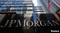 Logo JP Morgan Chase & Co di kantor pusatnya di New York. (Foto: Dok)