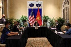 Wakil Presiden AS Kamala Harris bertemu dengan para pembuat kebijakan untuk hak-hak LGBT, transgender, dan disabilitas serta perubahan iklim, di kediaman Kepala Misi AS di Hanoi, Vietnam, 26 Agustus 2021.