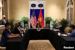 Phó Tổng thống Mỹ Kamala Harris gặp gỡ những người vận động cho cho quyền của người khuyết tật, chuyển giới tính, môi trường và cộng đồng LGBTQI+, ở Hà Nội, Việt Nam, ngày 26 tháng 8, 2021.