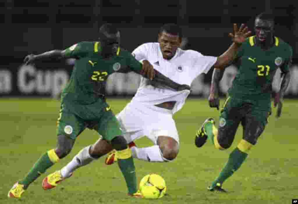 Ahmed Zuway of Libya (C) challenges Cheikh MBengue (L) and Mohamed Diam� of Senegal during their African Nations Cup Group A soccer match at Estadio de Bata in Bata January 29, 2012.
