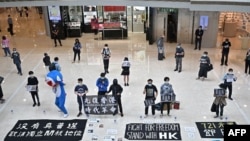 香港抗议者戴着口罩并保持社交距离聚会抗议“限聚令”（2020年4月24日）