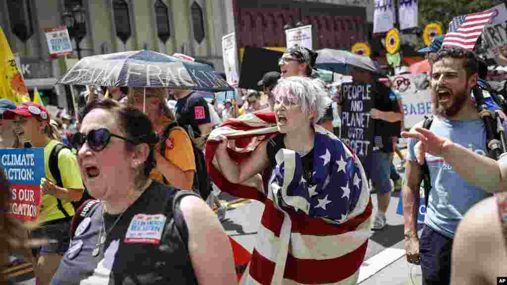 Manifestation dans le centre-ville de Philadelphie le dimanche 24 juillet 2016 à la veille de l'ouverture de la convention du parti démocrate.