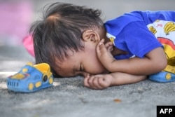 Seorang anak tertidur di penampungan pengungsi di Palu, Sulawesi tengah, 3 Oktober 2018 setelah terjadinya gempa bumi dan tsunami yang melanda pada tanggal 28 September.