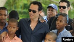 Marc Anthony con algunos de los niños beneficiados con su obra en República Dominicana.