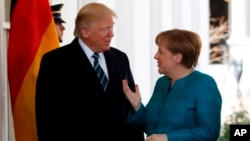 Trump y Merkel trataron de hacer a un lado sus diferencias cuando se reunieron al viernes en la Casa Blanca, aunque el encuentro tuvo algunos momentos incómodos.